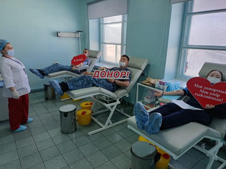 В канун празднования Нового года сотрудники учреждения № 19 ДУИС по области Абай стали донорами для онкологических пациентов