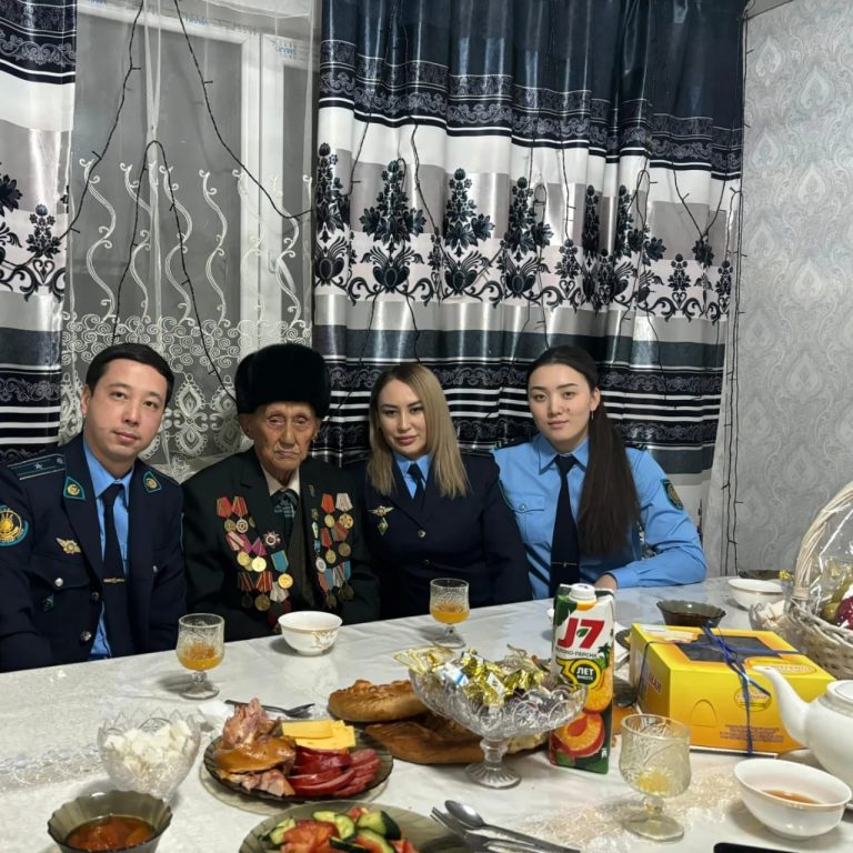 Служба пробации Уйгурского района поздравила ветерана войны с 101-летием