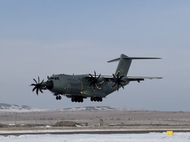 Қорғаныс министрлігі жаңа A-400M көлік ұшағының жұмысын көрсетті