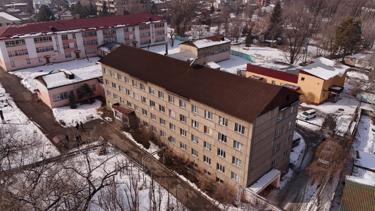 Балалар үйінің тәрбиеленушілері Алматы облысының әкімімен кездесіп, жаңа ғимаратты аралайды