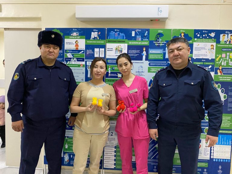 Сотталған әйелдер Абай облыстық перзентханасындағы мерзімінен бұрын туған сәбилерге жүннен тоқылған шұлықтар сыйлады