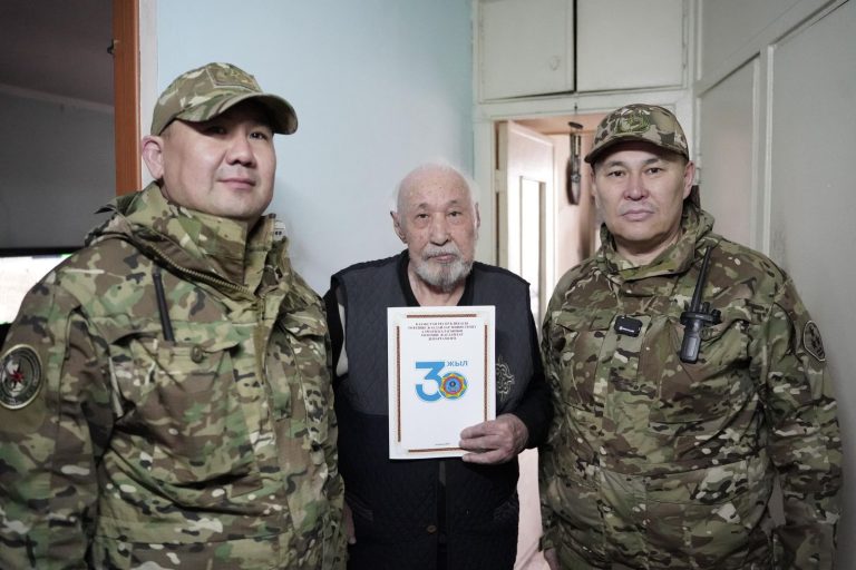Волонтёры Алматы поздравили ветеранов МЧС с Днём гражданской обороны