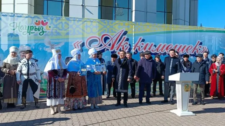 Көкшетауда екі мыңға жуық ақ кимешек киген аналар Қазақстан рекордын жаңартты