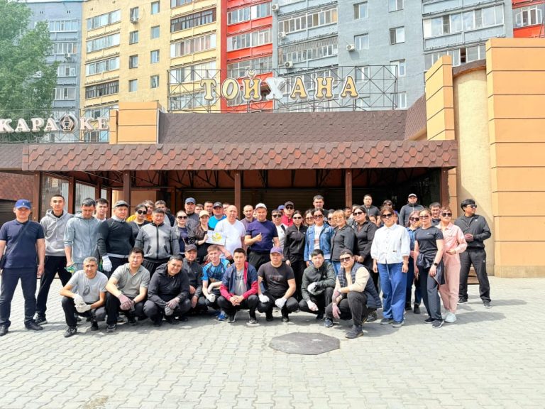 Балаларды қорғау күні қарсаңында УИС қызметкерлері сенбілікке шықты