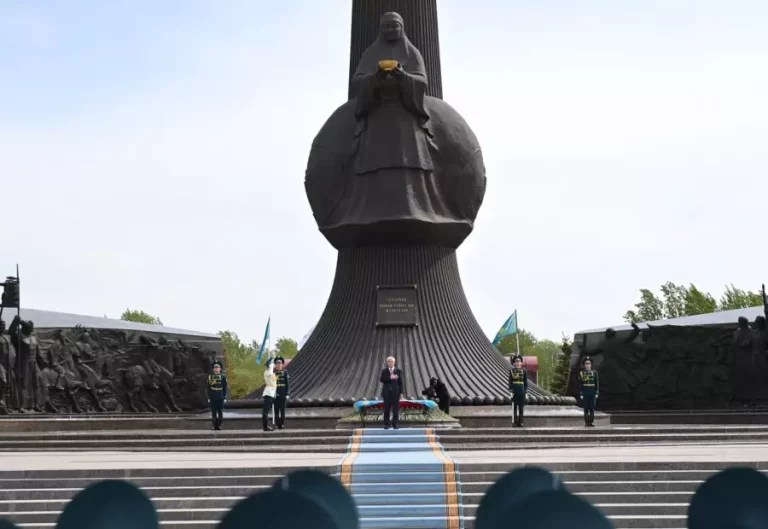 Қасым-Жомарт Тоқаев «Отан Ана» ескерткішіне құрмет гүлін қойды