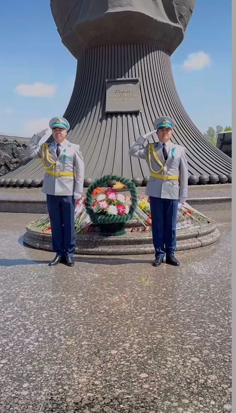Сотрудники учреждения №3 возложили цветы к Вечному огню