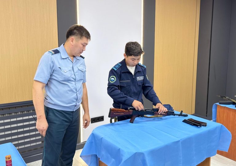 Полиция «Жас сақшыларға» қаруды шашып-жинау тәсілдерін көрсетті