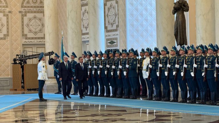 Тоқаев Ақордада Вьетнам басшысын қарсы алды