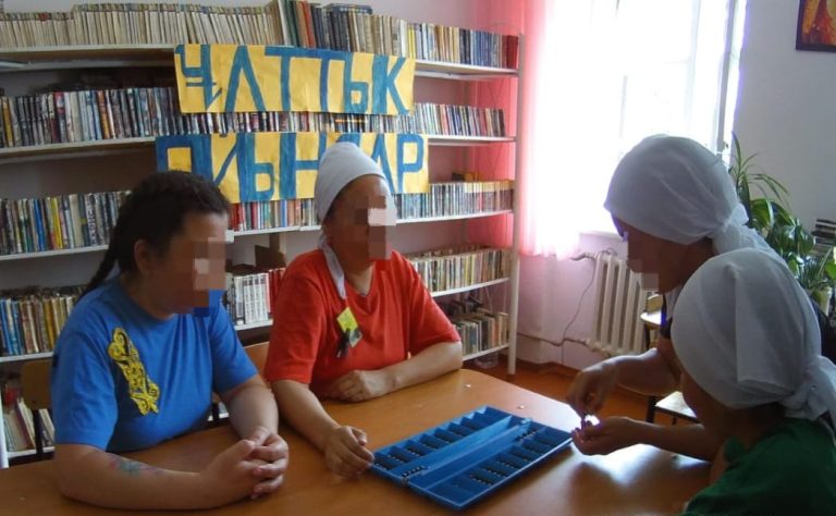 В женской колонии осужденные женщины других национальносте научились играть «Тоғыз құмалақ» и игру «Асық»