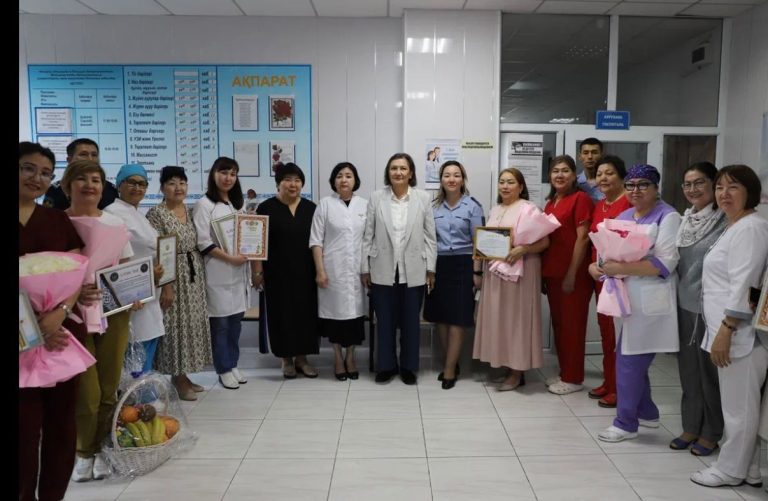Медицина қызметкерлерін мерекемен құттықтады