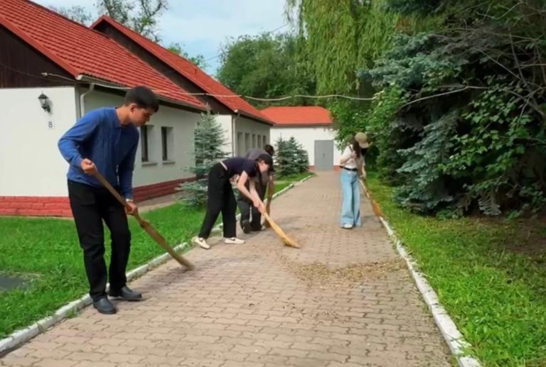 Алматы волонтерлері «Әлеуметтік шеберхана» жобасы аясында балалар үйлерінде сенбілік өткізді