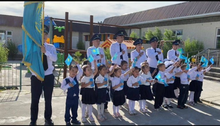 Қызылордада ҚАЖД қызметкерлері бүлдіршіндермен бірге әнұранды орындады