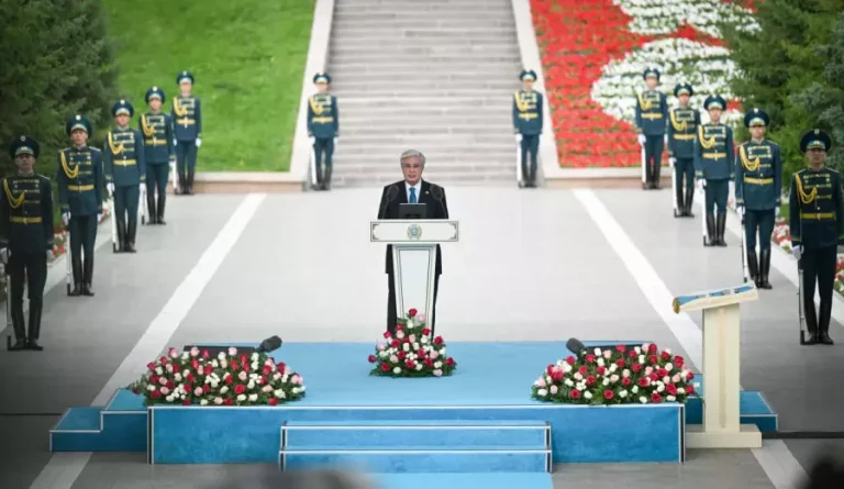Қасым-Жомарт Тоқаев Мемлекеттік ту көтеру рәсіміне қатысты