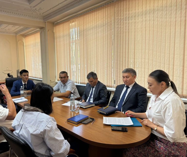 «Адал азамат» идеалдарына сәйкес мемлекеттік қызметшілердің кәсіби және жеке қасиеттерін ілгерілету жөнінде кездесу өткізілді