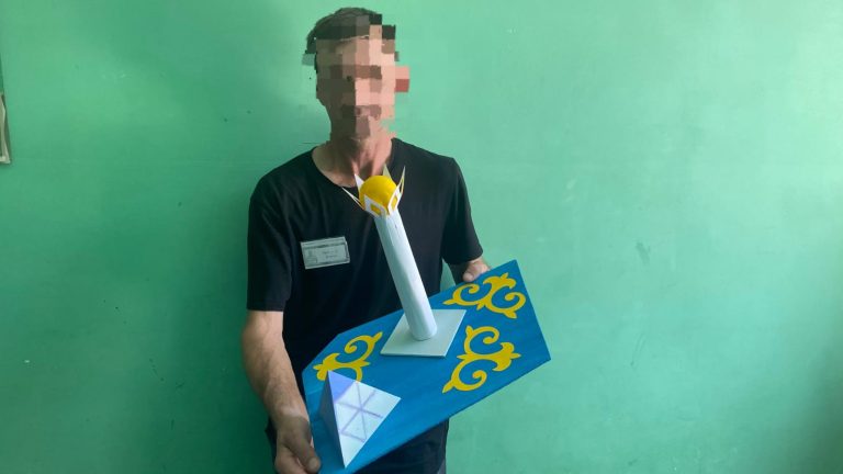 Семейде сотталғандар өз қолдарымен Бәйтерек макетін жасады