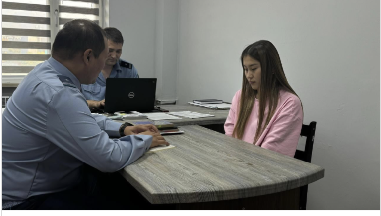 Полиция ҚХР-дан оралған азаматпен профилактикалық әңгіме өткізді