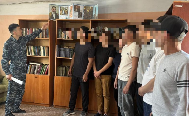 «Адамзаттың бәрін сүй, бауырым деп»: №21 мекемеде Абайдың 180 жылдығына арналған дөңгелек үстел мен кітап көрмесі өтті
