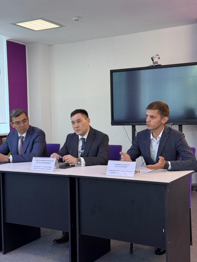 «Адал азамат» идеалдарына сәйкес мемлекеттік қызметшілердің кәсіби және жеке қасиеттерін ілгерілету жөнінде кездесу өткізілді