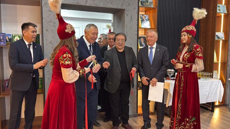 Торжественное открытие аудитории имени академика Султана Сартаевича Сартаева в КазНУ имени аль-Фараби