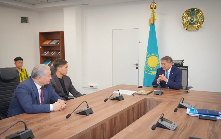 Астанада Саясат Нұрбек студентке ректор грантын табыстады