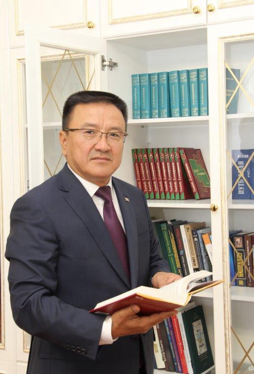 ЗАМАНА ЖҮГІН АБЫРОЙМЕН АРҚАЛАҒАН АЗАМАТ