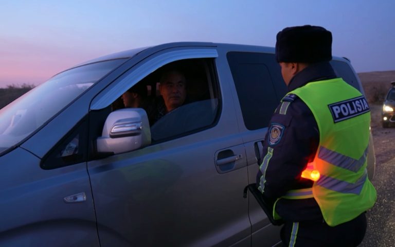 Түркістан облысында 20 жыл бойы жол ережесін бұзбаған жүргізуші марапатталды