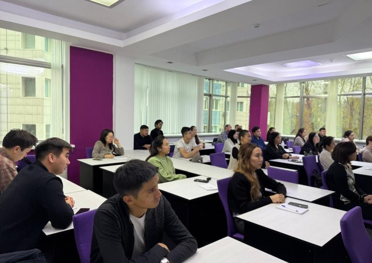 «Адал азамат» идеалдарына сәйкес мемлекеттік қызметшілердің кәсіби және жеке қасиеттерін ілгерілету жөнінде кездесу өткізілді