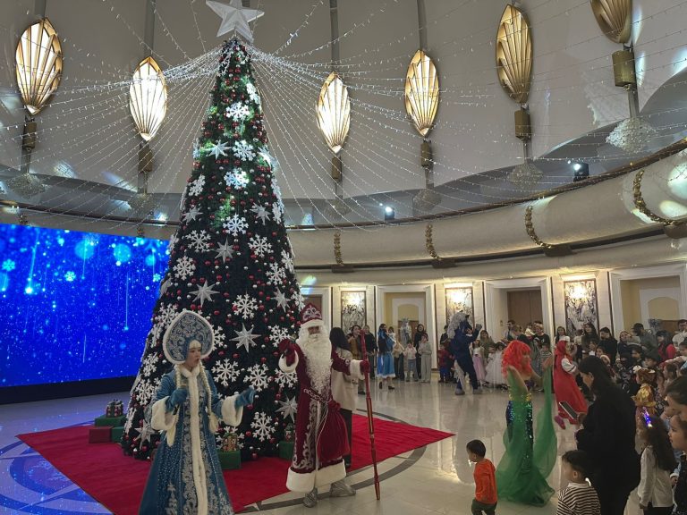 Еріктілер кеңесі мүшелері Медеу ауданы әкімдігімен ұйымдастырылған жаңа жылдық іс-шараға қатысты