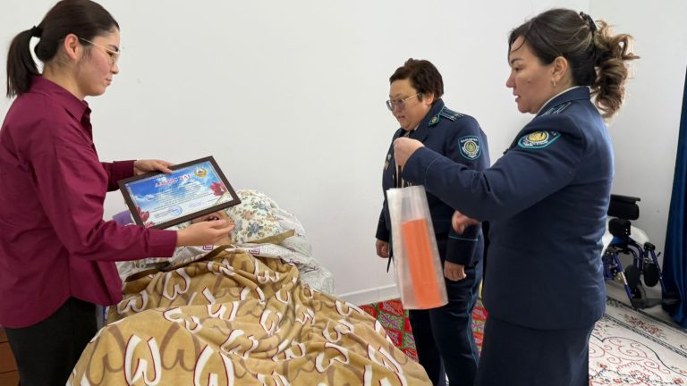 ҚАЖ қызметкерінің анасына құрмет көрсетілді