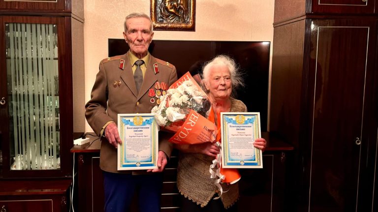 Абай облысында № 19 мекеме қызметкерлері ҚАЖ ардагерін 90 жылдық мерейтойымен құттықтады