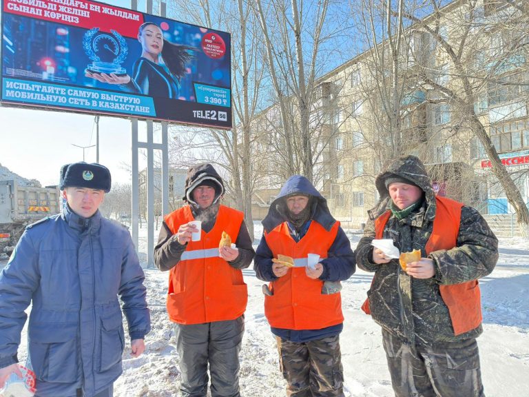 В области Абай сотрудники учреждения средней безопасности сввразили благодарность сотрудникам коммунальных служб и ТРЦ
