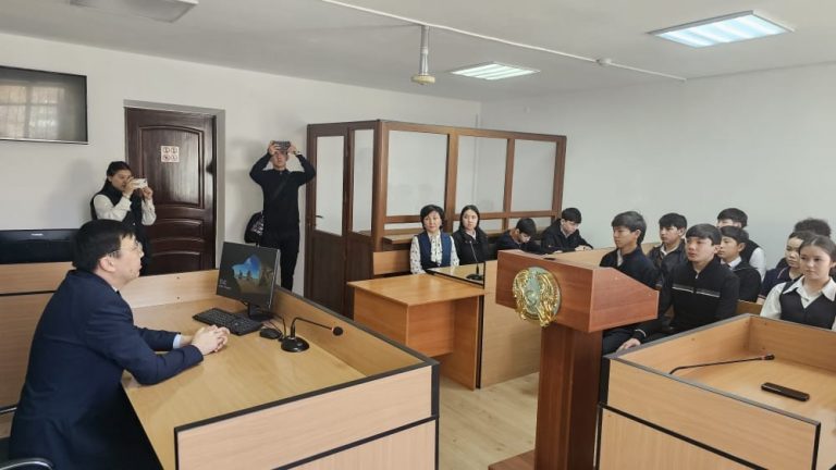 Несовершеннолетние ученики средних школ посетили суд