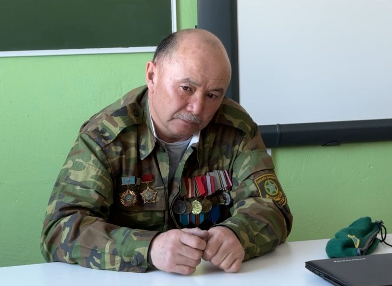 Соғыспен сыналған ерлік: Абай облысындағы әйелдер колониясының қызметкерлері оқушыларды Ауған соғысының ардагерімен кездестірді