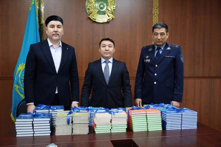 Діни әдебиеттер сыйға тартылды