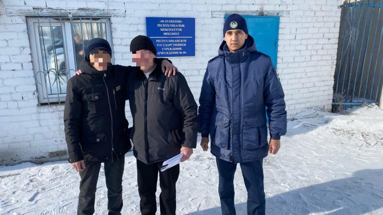 Қақпа алдында ағасы қарсы алды: Семейде туыстар он жылдық үзілістен кейін қайта қауышты