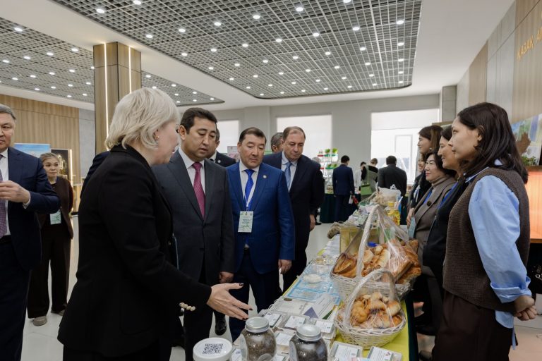 ҚР Ауыл шаруашылығы министрі Айдарбек Сапаровқа Қазақстандағы тұңғыш агротехнопарк таныстырылды