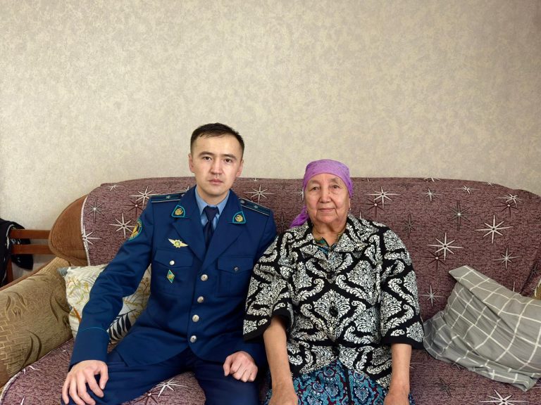 Сотрудники ДУИС поздравили ветерана с юбилеем