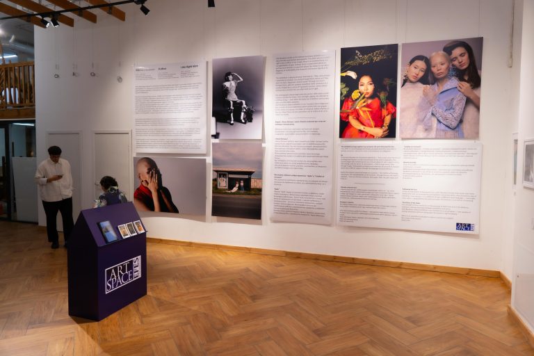 Астанада Анель Базылованың «Мен жаныңдамын» атты дебюттік фотокөрмесі ашылды