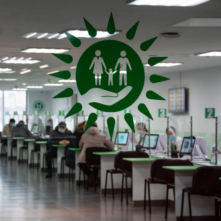 Цифровой прорыв в госуслугах: за год казахстанцы оформили около 15 млн услуг через зоны самообслуживания