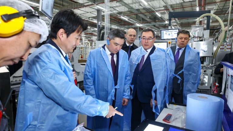 Премьер-министр Алматы облысындағы бірқатар кәсіпорынды аралады және тартылған инвестициялардың көлемімен танысты