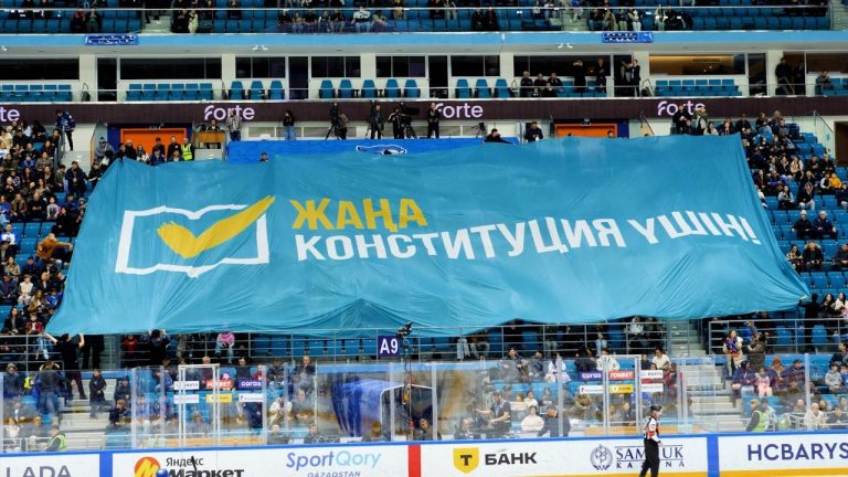 «Барыс» хоккей клубының матчы кезінде Конституциялық реформаларды қолдауға арналған ерекше акция өтті