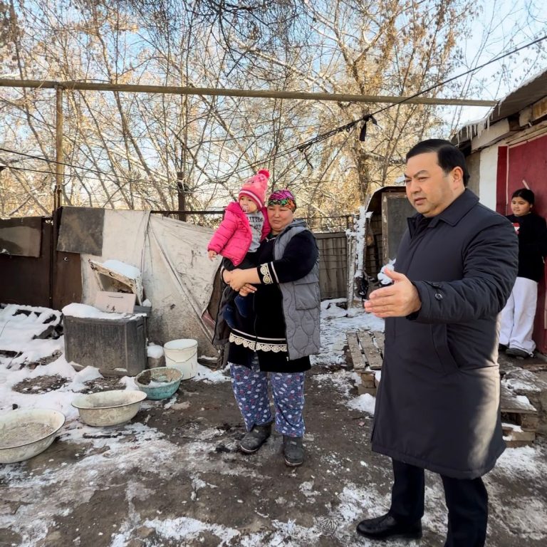 АКАДЕМИЯ БАСТЫҒЫ КУРСАНТТАРМЕН БІРГЕ БАРЫП, КӨП БАЛАЛАЛЫ АНАҒА ҚАЙЫРЫМДЫЛЫҚ КӨРСЕТТІ