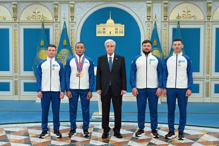 Қасым-Жомарт Тоқаев паралимпиада чемпионы Ербол Хамитовты “Барыс” орденімен марапаттады