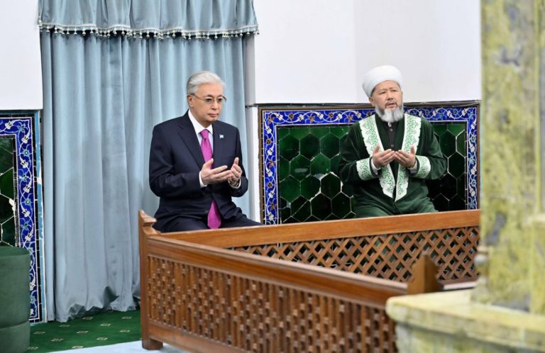 Президент Қожа Ахмет Ясауи кесенесіне зиярат етті  