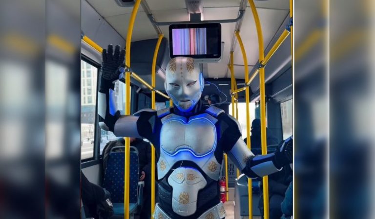 Робот Темирбек и барс Адилет привлекли внимание столичных жителей