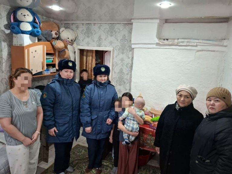 Рамазан айындағы қайырымдылық: Абай облысы бойынша ҚАЖД қызметкерлері көпбалалы отбасыға көмек көрсетті