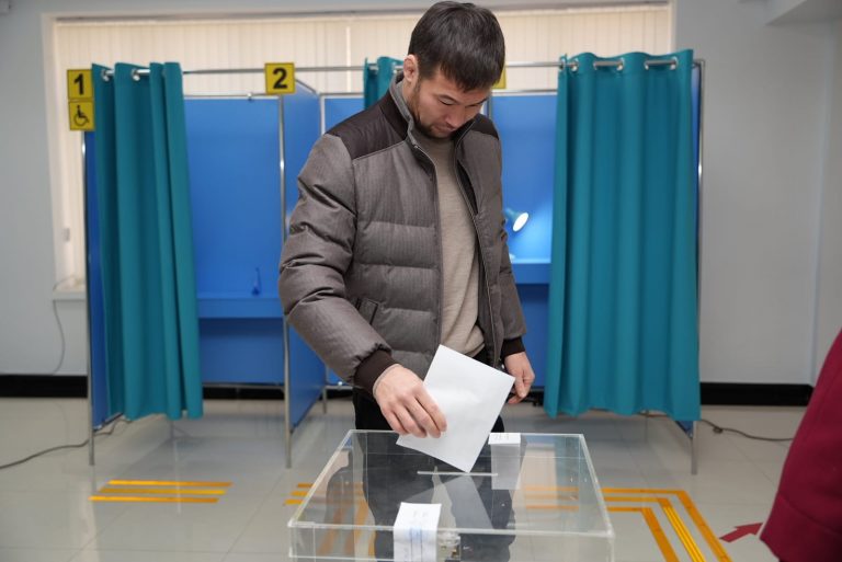 Шавкат Рахмонов Қонаев қаласында дауыс берді