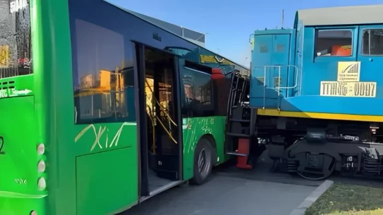 Зардап шеккендер бар: Алматы облысында автобус пойызбен соқтығысты 