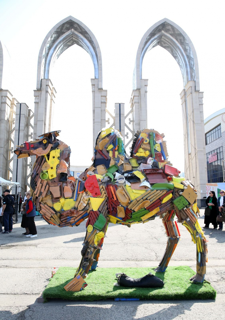 Символ традиций в экоисполнении: в Алматы показали седло из переработанных материалов