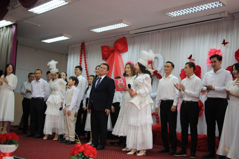 Абай ауылындағы №2 мектепте нәзік жанды ұстаздарға құрмет көрсетілді